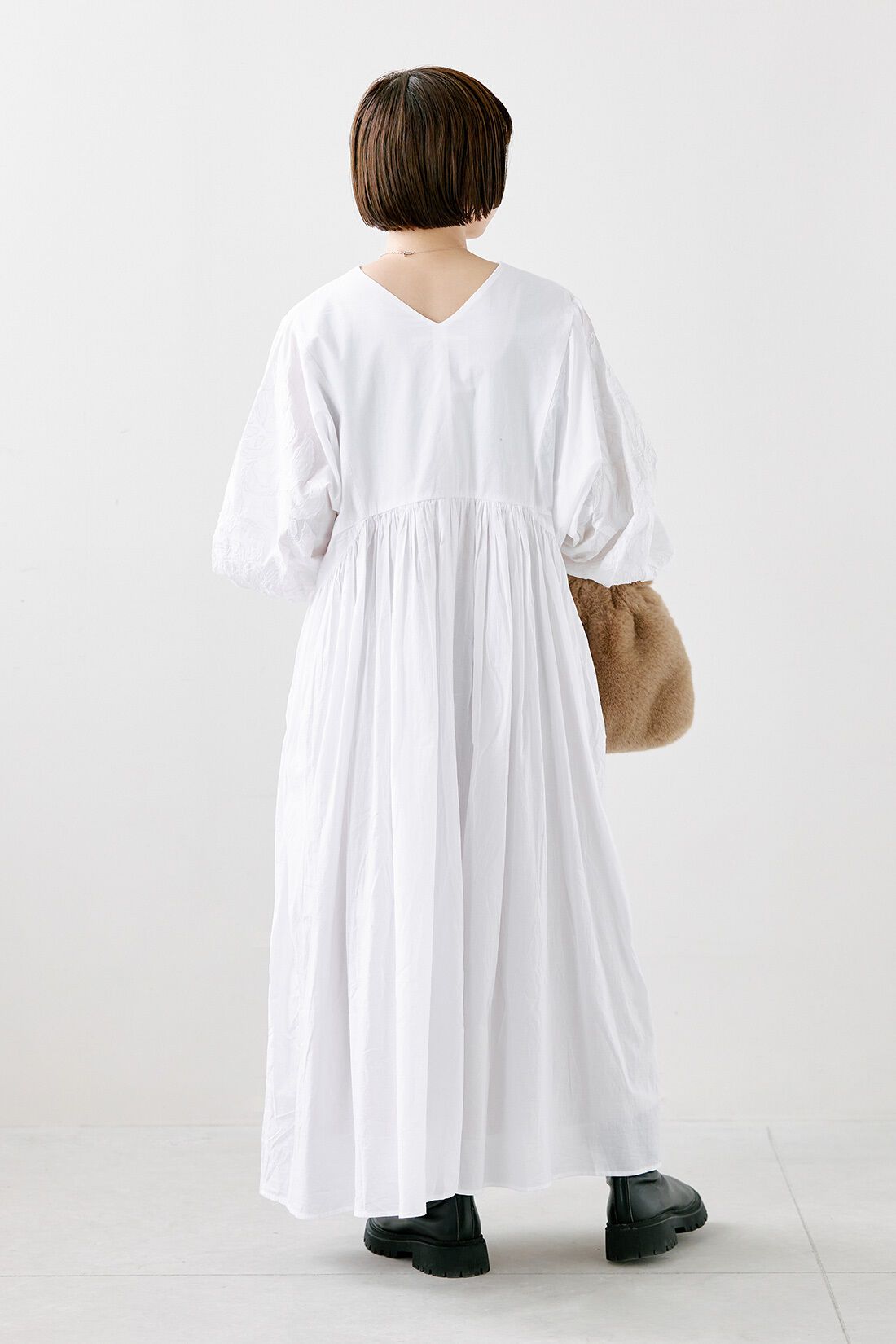 フェリシモファッションニュース|【MADE IN INDIA COLLECTION】モチーフ刺しゅうコットンワンピース〈ホワイト〉のコーディネート|【着用サイズ】ワンピース：１（MP〜LP）