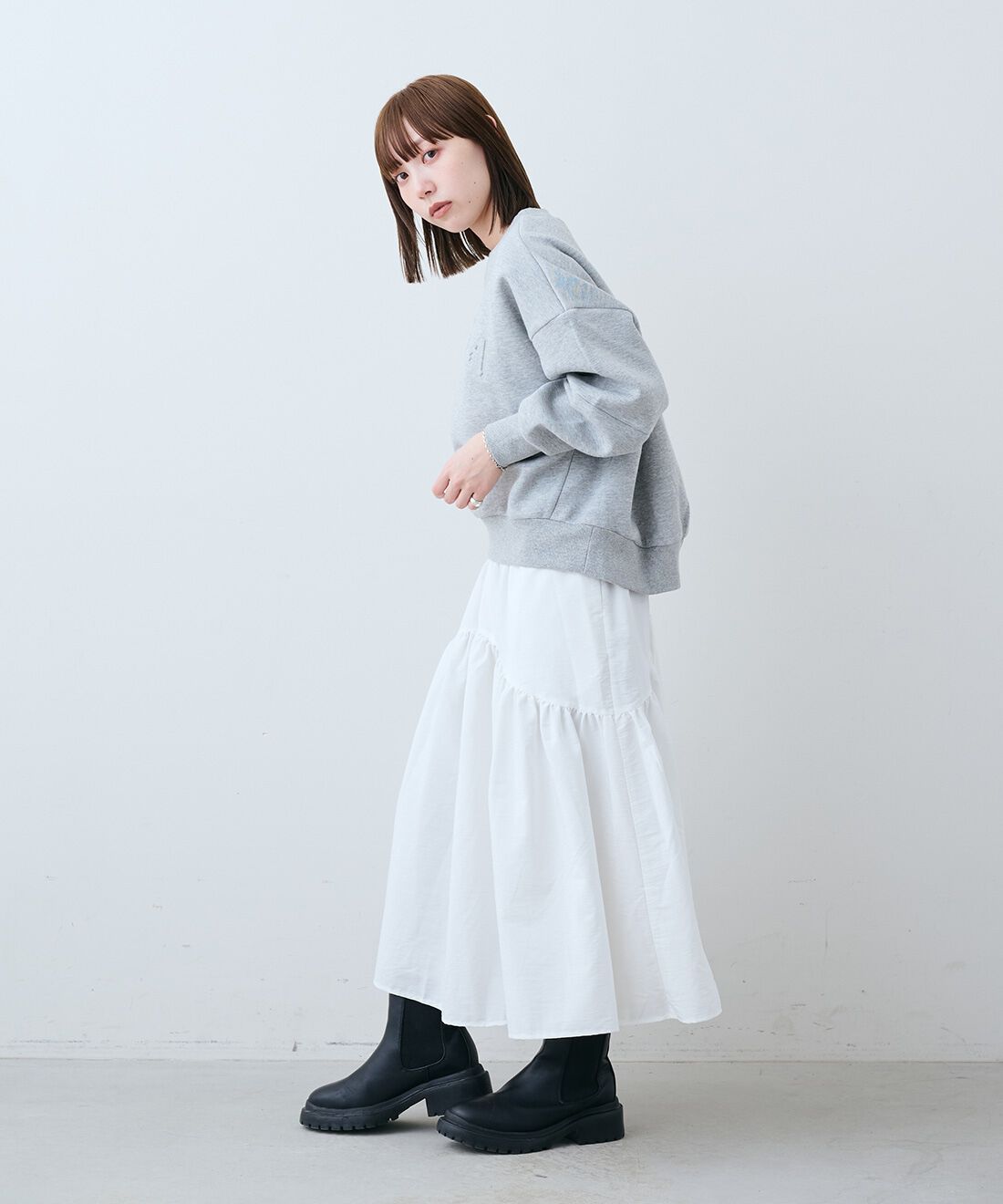 IEDIT［イディット］|エンボスロゴ 大人カジュアル デザイン スウェット トップス 〈ライト杢グレー〉のコーディネート