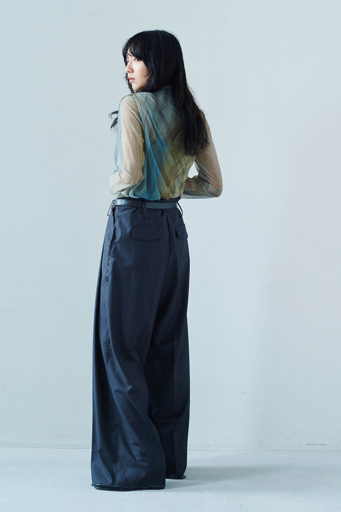 フェリシモファッションニュース|韓国セレクト REPELLER 切りっぱなしスラックス〈ダークチャコール〉|モデル身長：163cm　着用サイズ：2