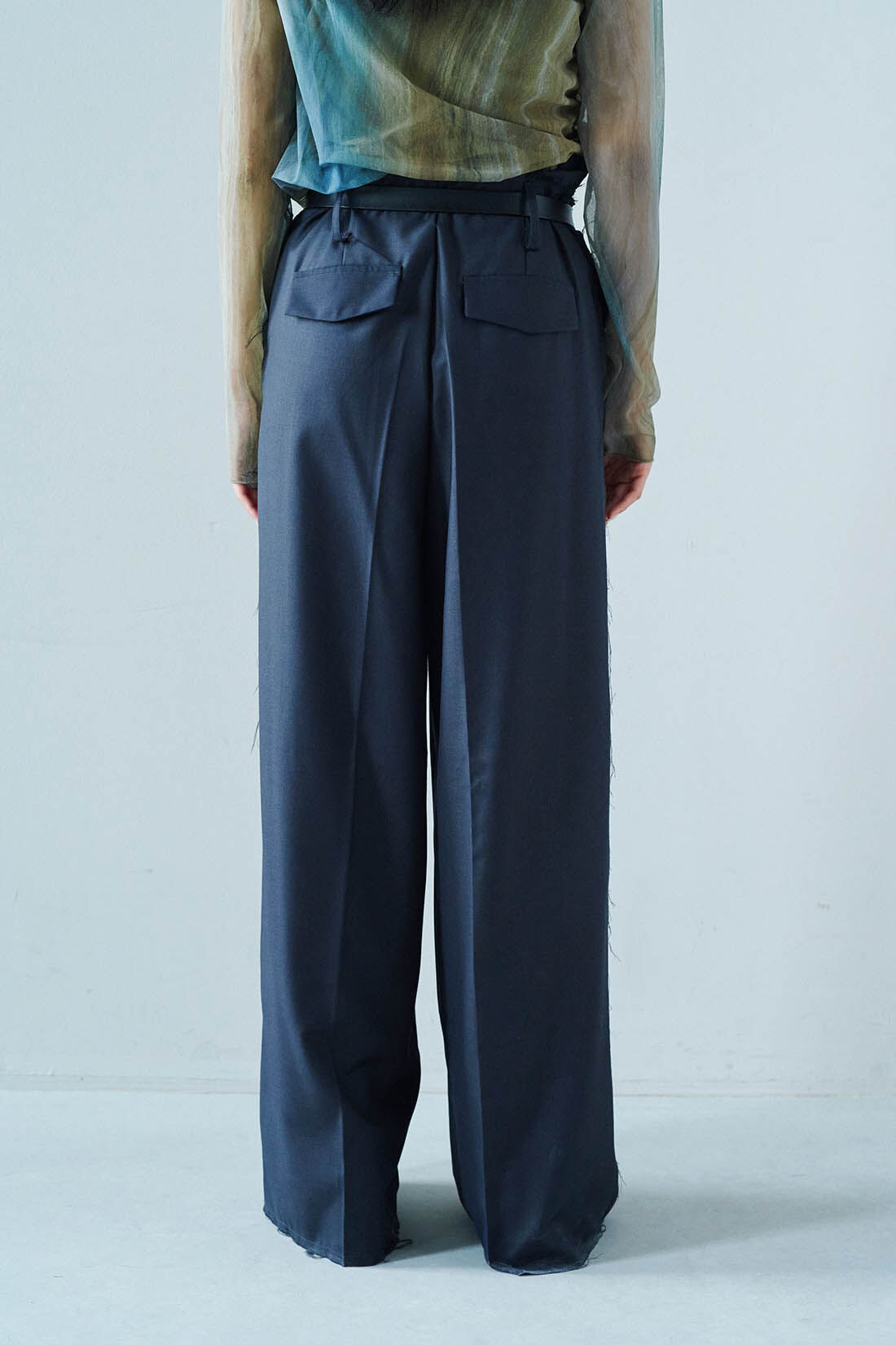 フェリシモファッションニュース|韓国セレクト REPELLER 切りっぱなしスラックス〈ダークチャコール〉
