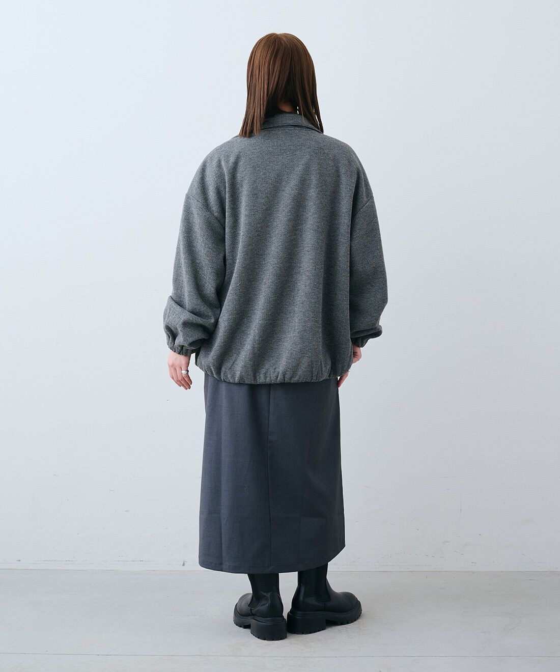 THREE FIFTY STANDARD［スリーフィフティースタンダード］|ヘリンボーン柄のブルゾン〈グレー〉と日本製コットン100％ リブ タートルのコーディネート