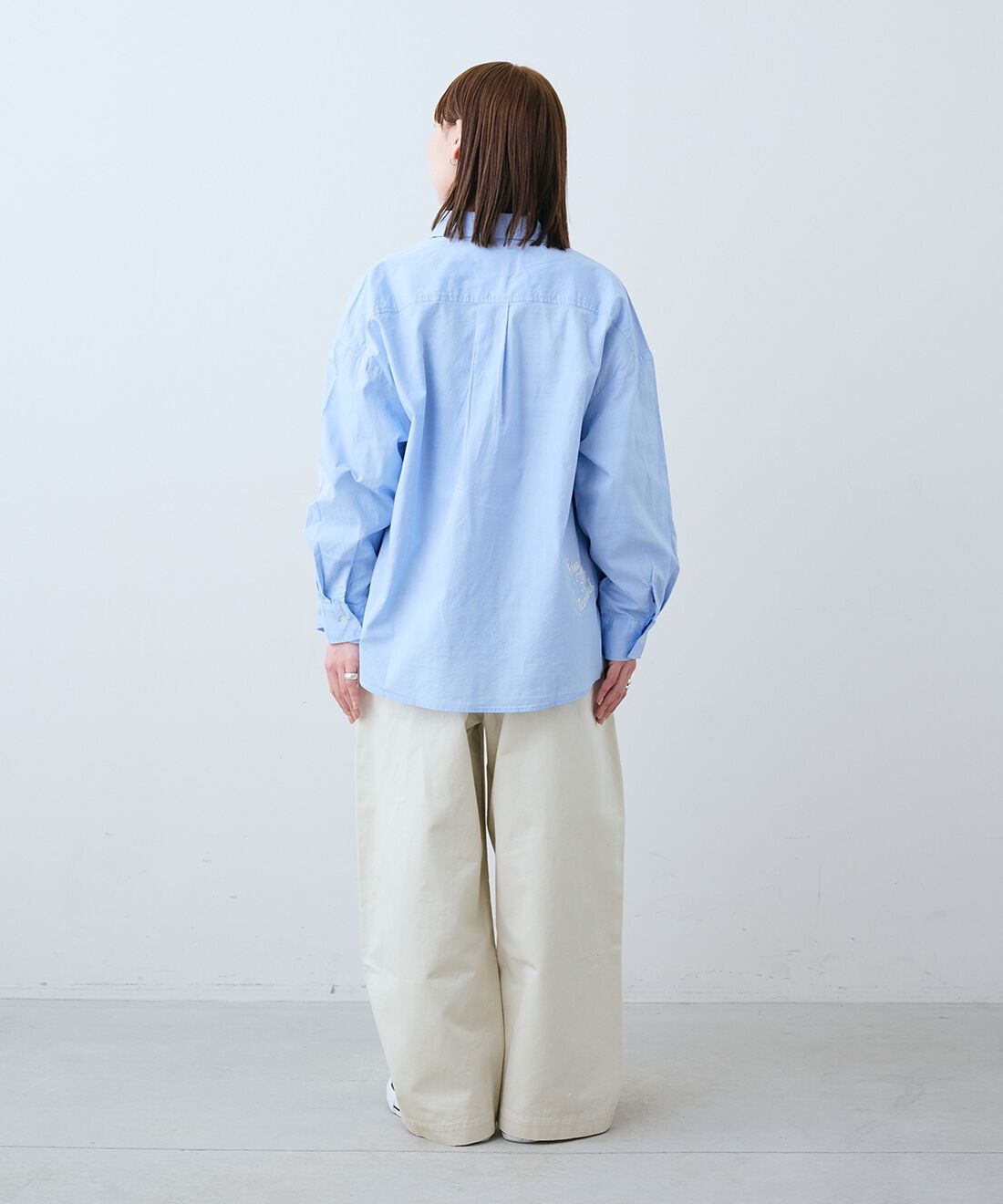 THREE FIFTY STANDARD［スリーフィフティースタンダード］|日本製の刺しゅうオックス シャツ〈ブルー〉とワイドベイカーパンツ〈オフホワイト〉のコーディネート