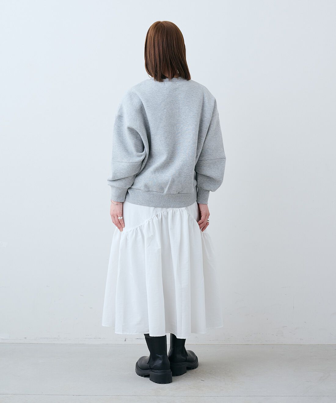 IEDIT［イディット］|エンボスロゴ 大人カジュアル デザイン スウェット トップス 〈ライト杢グレー〉のコーディネート