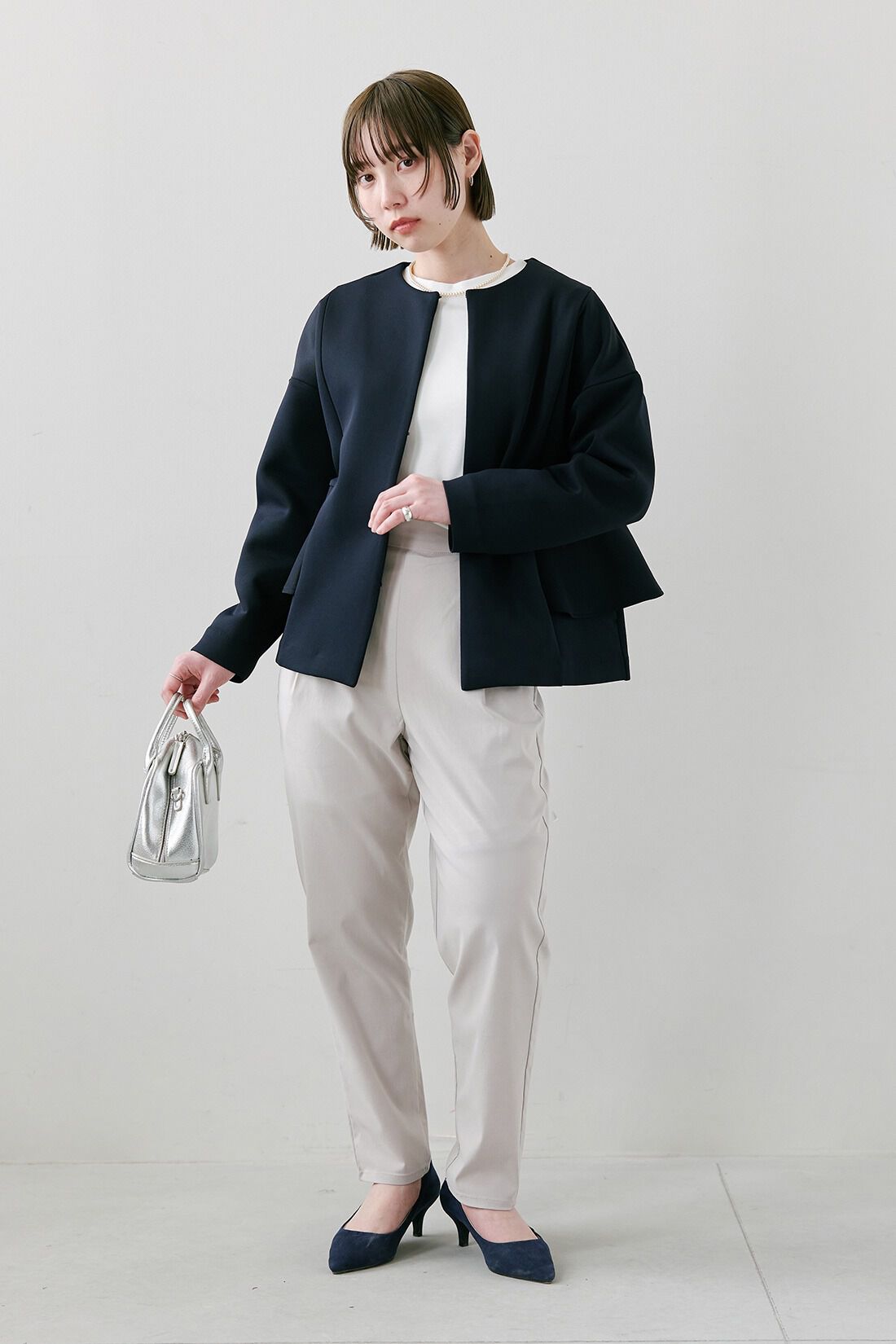 フェリシモファッションニュース|後ろフリル 大人の華やぎ 伸びやか カーデライク ジャケット 〈ネイビー〉と吸湿 発熱 コットン ほか綿 Ｔシャツ 白と接触冷感 UV エアノビ テーパードパンツ 〈オイスターホワイト〉のコーディネート