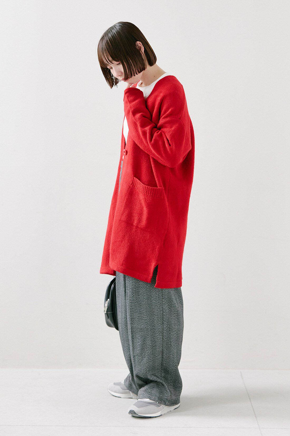 Live in comfort［リブインコンフォート］|吸湿 発熱 コットン ほか綿 Ｔシャツ 白とヘリンボーン素材のワイドパンツ〈チャコールグレー〉のコーディネート|【着用サイズ】カーディガン：S 　トップス：S　パンツ：MP