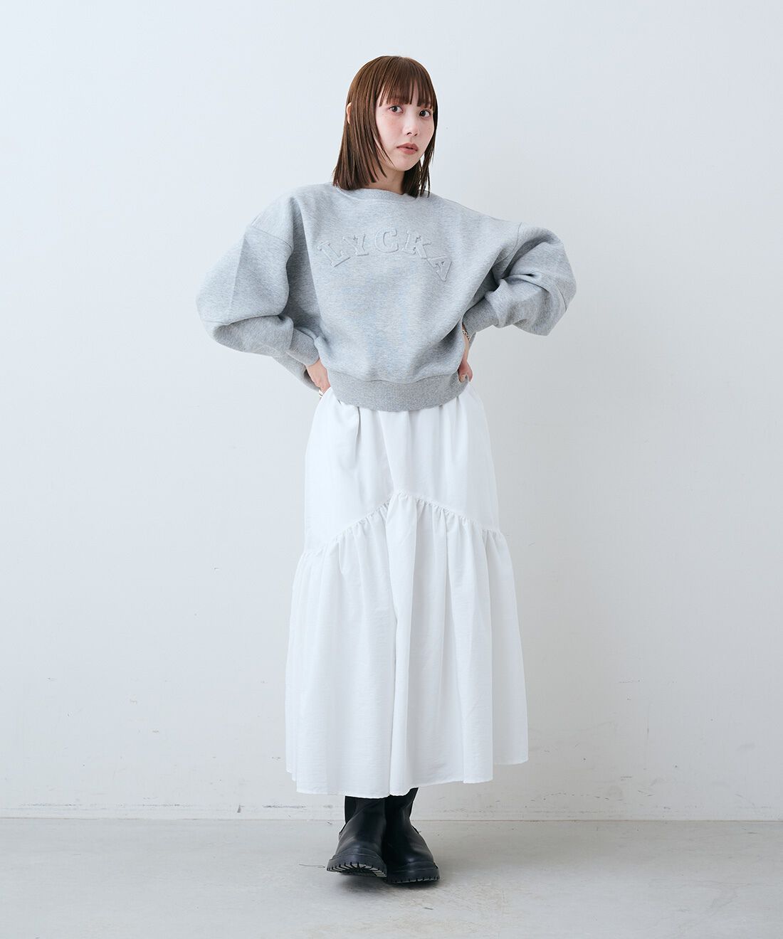 IEDIT［イディット］|エンボスロゴ 大人カジュアル デザイン スウェット トップス 〈ライト杢グレー〉のコーディネート