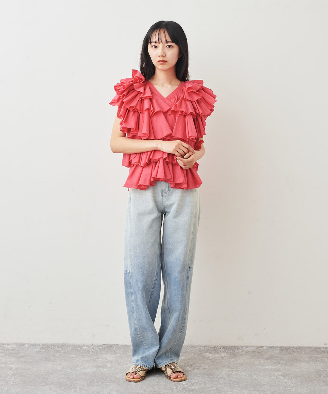 フェリシモファッションニュース|AAYUSHI フロントティアードフリルＶプルオーバー　SFN0715【WEB LIMITED ITEMS】|モデル身長：163cm