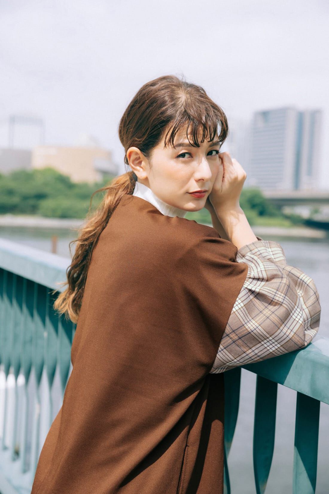 haco!|ｈａｃｏ！【スザンヌさんコラボ】さっと羽織ってパッと華やぐ　チェック柄袖がかわいい　異素材遣いコート　ｂｙ　ＬＯＶＥ＆ＰＥＡＣＥ　ＰＲＯＪＥＣＴ〈ブラウン系その他〉