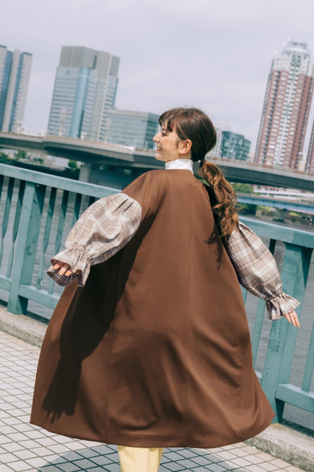 haco!|ｈａｃｏ！【スザンヌさんコラボ】さっと羽織ってパッと華やぐ　チェック柄袖がかわいい　異素材遣いコート　ｂｙ　ＬＯＶＥ＆ＰＥＡＣＥ　ＰＲＯＪＥＣＴ〈ブラウン系その他〉