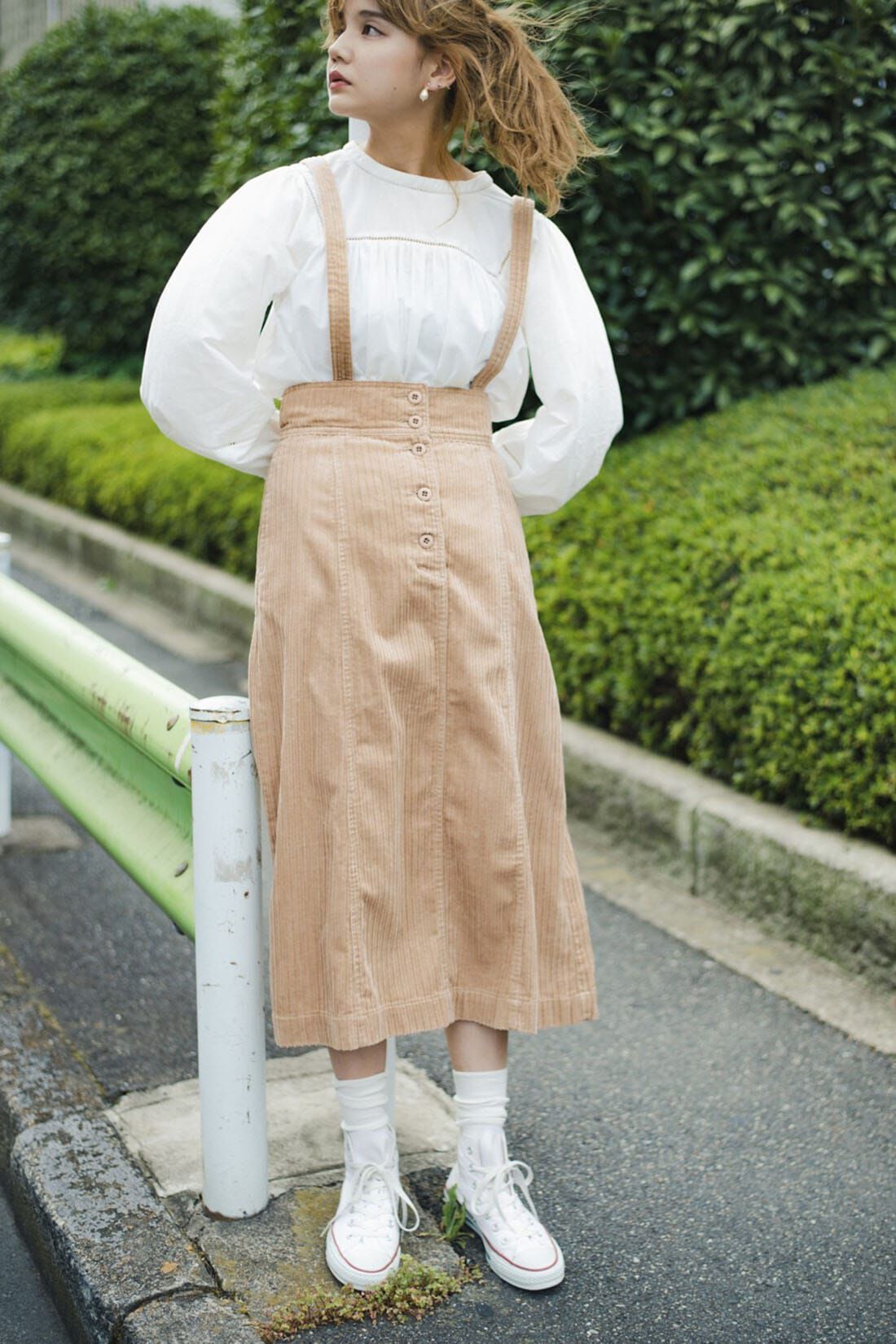 【在庫あり】 ｈａｃｏ！ 長−−い季節着られてコスパがいい コーデュロイのサスペンダースカート〈ベージュ〉 スカート