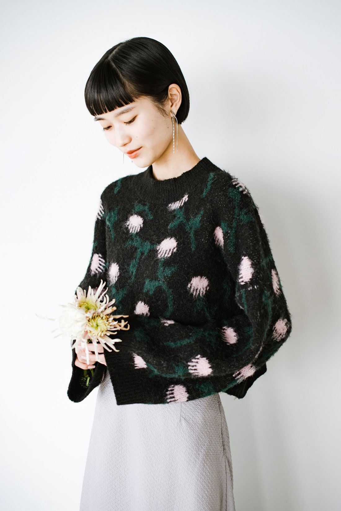 haco!［ハコ］|ｈａｃｏ！×ＮＯＫＩ　花をまとうコラボシリーズ【糸菊】お花の模様に編み立てたふわほわジャカードショート丈ニット