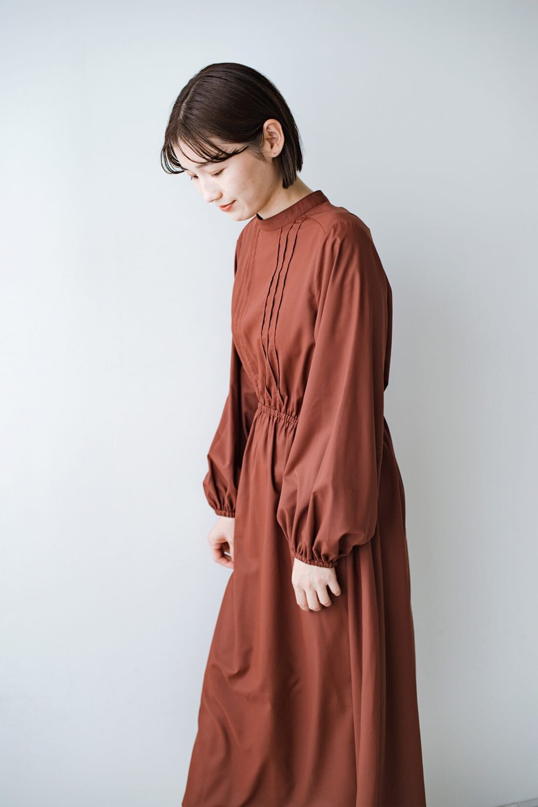 haco!|ｈａｃｏ！ 着るだけで女っぽときちんと見えが叶うピンタックづかいが上品なウエストギャザーワンピース〈ブラウン〉