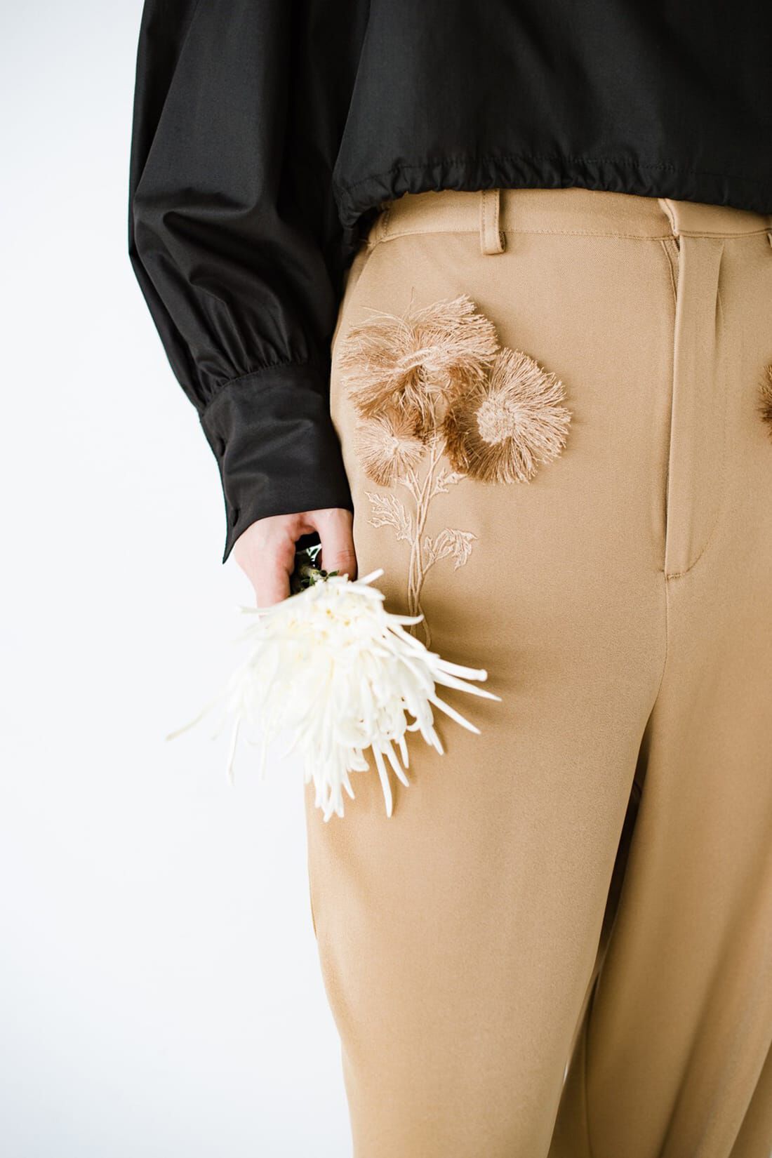 haco!|ｈａｃｏ！×ＮＯＫＩ 花をまとうコラボシリーズ【糸菊】美脚刺繍パンツ