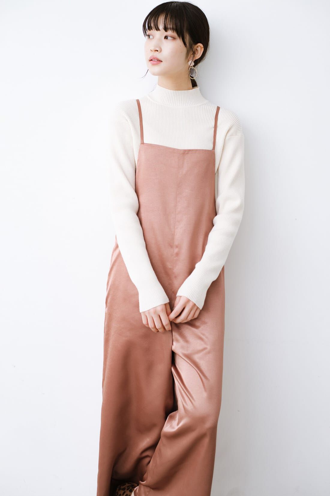 ｈａｃｏ！ サテン素材がパッと華やか＆女っぽ！オールシーズン便利なサロペットパンツ