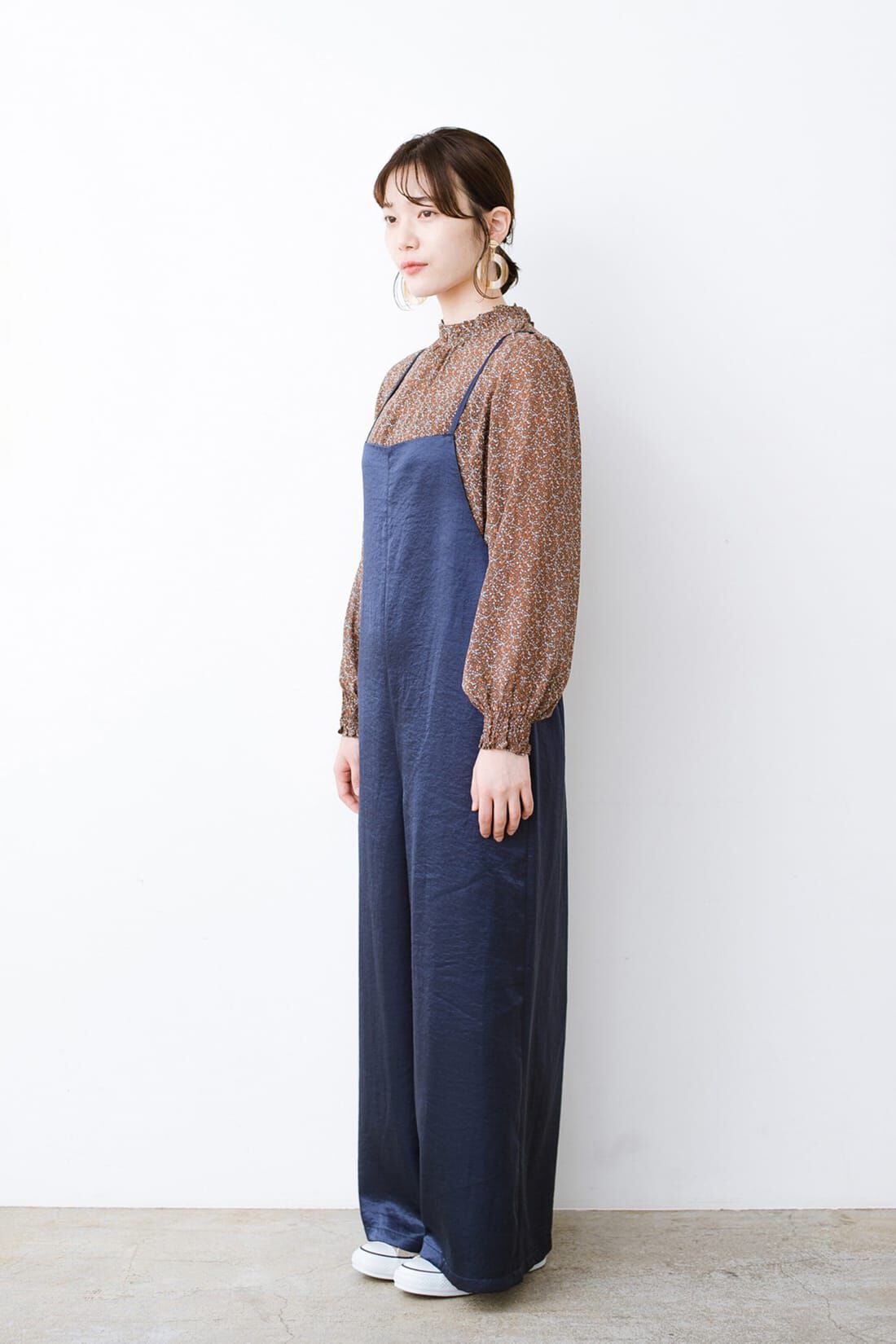 ｈａｃｏ！ サテン素材がパッと華やか＆女っぽ！オールシーズン便利なサロペットパンツ