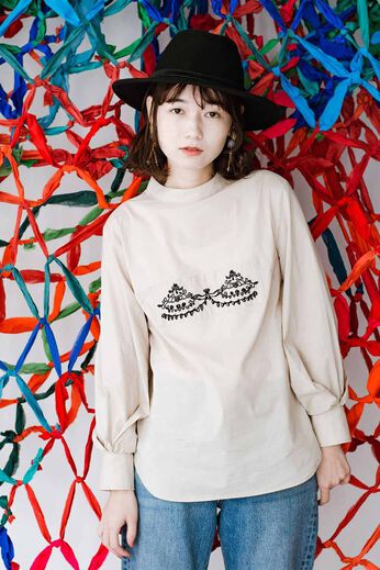 haco! | 刺繍がレースのよう 袖ぽんわりブラウス〈ベージュ〉
