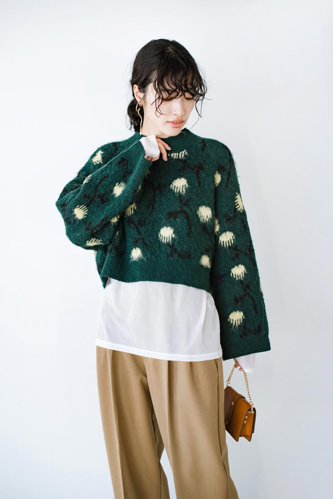 haco!［ハコ］|ｈａｃｏ！×ＮＯＫＩ　花をまとうコラボシリーズ【糸菊】お花の模様に編み立てたふわほわジャカードショート丈ニット