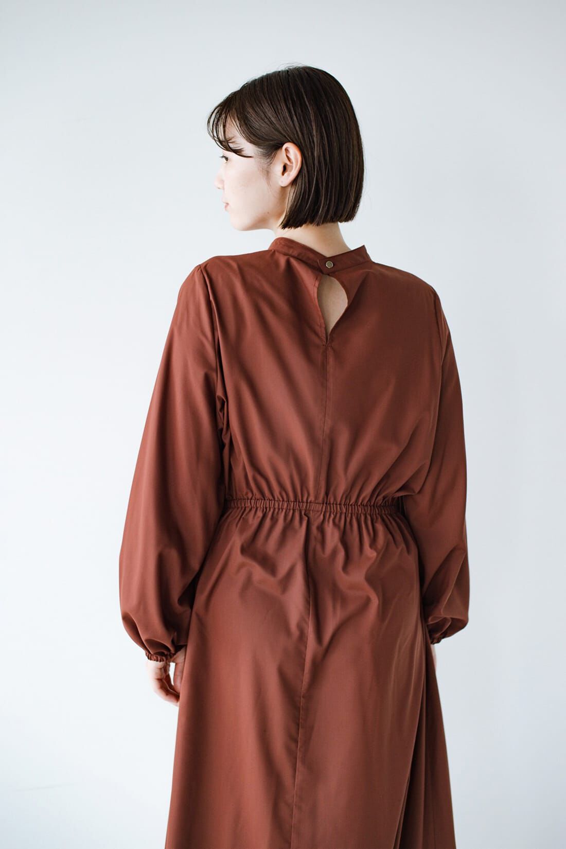 haco!|ｈａｃｏ！ 着るだけで女っぽときちんと見えが叶うピンタックづかいが上品なウエストギャザーワンピース〈ブラウン〉