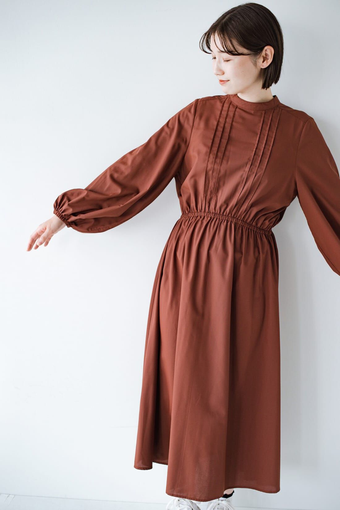 haco!|ｈａｃｏ！ 着るだけで女っぽときちんと見えが叶うピンタックづかいが上品なウエストギャザーワンピース〈ブラウン〉