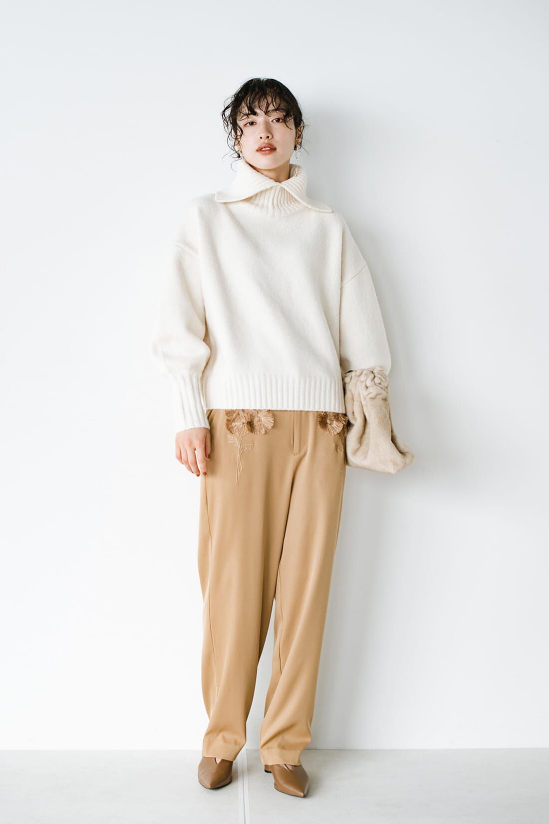 haco!|ｈａｃｏ！ 女らしさは包んで魅せる スリットタートルネックニット