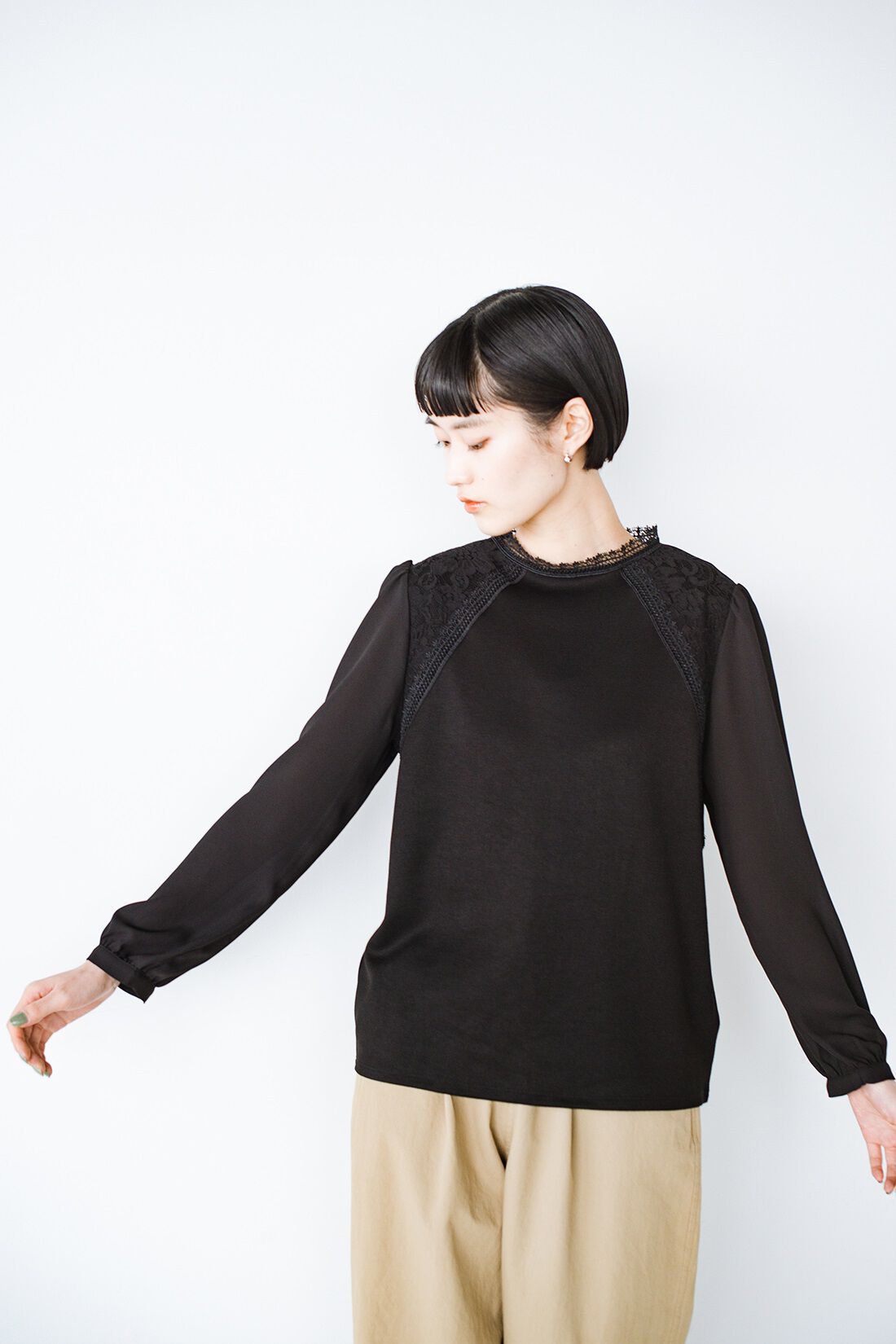 ANNA LUNA　スムースストレッチ肩レースプルオーバー