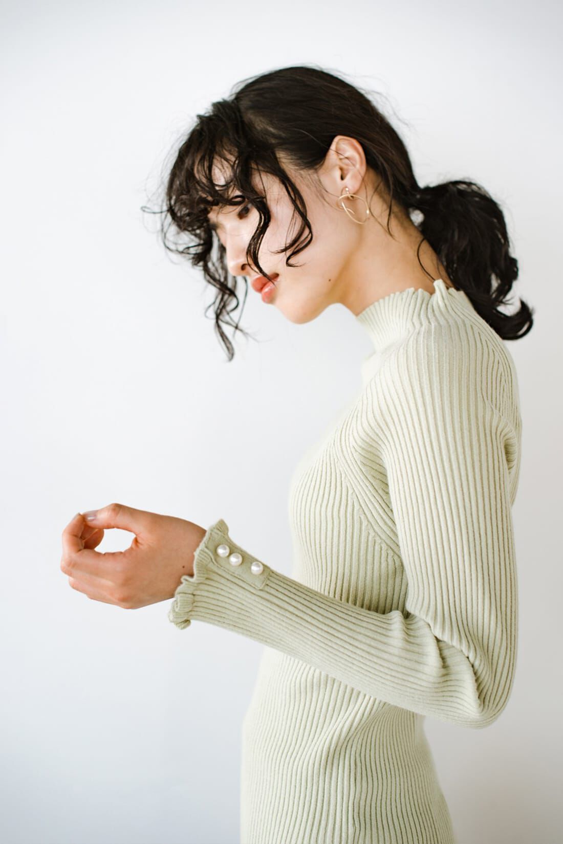 ＡＮＮＡ ＬＵＮＡ リブハイネックパール装飾フリル袖プルオーバー