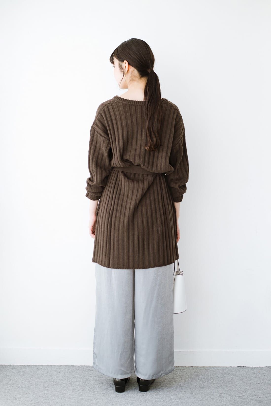 haco!［ハコ］|ｈａｃｏ！ 簡単にこなれコーデが完成する 単品使いもしやすいゆるシルエットニットとサテンパンツの便利なセット〈ブラウン〉