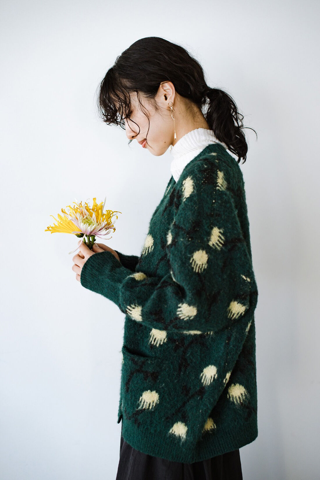 haco!|ｈａｃｏ！×ＮＯＫＩ 花をまとうコラボシリーズ【糸菊】お花の模様に編み立てたふわほわジャカードカーディガン