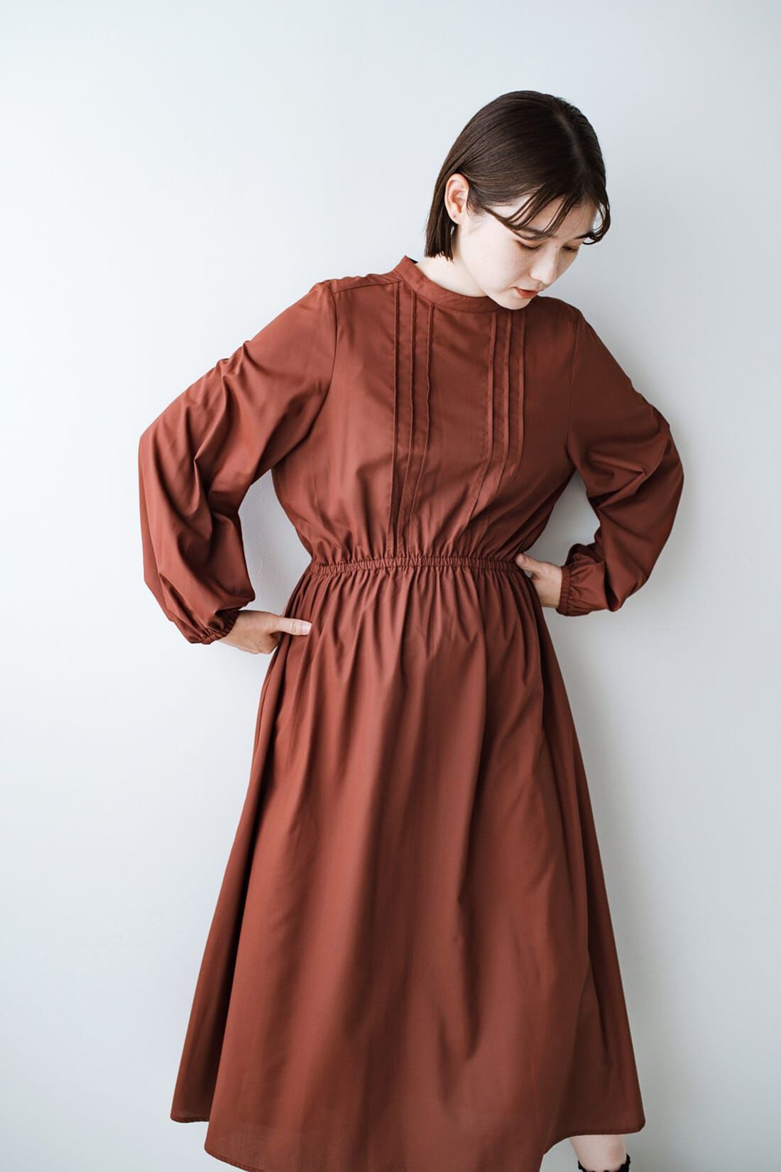 haco!|ｈａｃｏ！ 着るだけで女っぽときちんと見えが叶うピンタックづかいが上品なウエストギャザーワンピース〈ブラウン〉