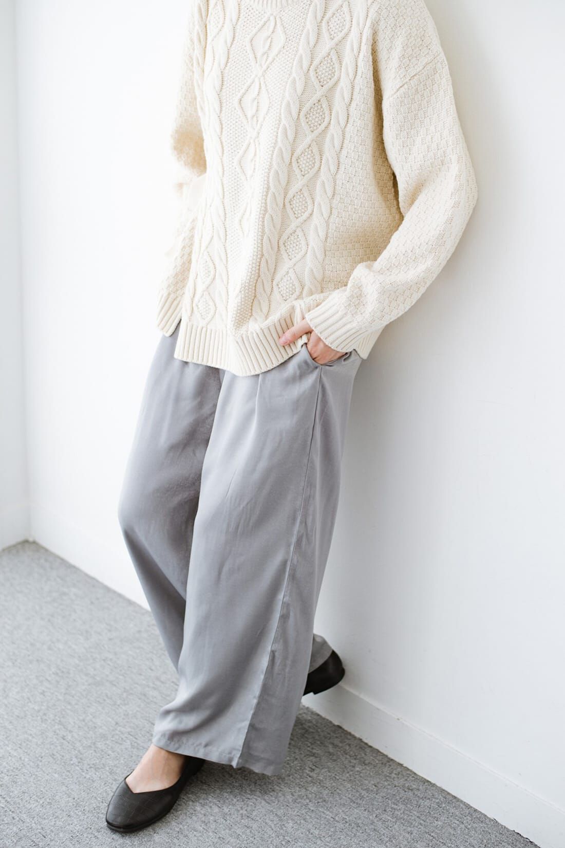 haco!［ハコ］|ｈａｃｏ！ 簡単にこなれコーデが完成する 単品使いもしやすいゆるシルエットニットとサテンパンツの便利なセット〈ブラウン〉