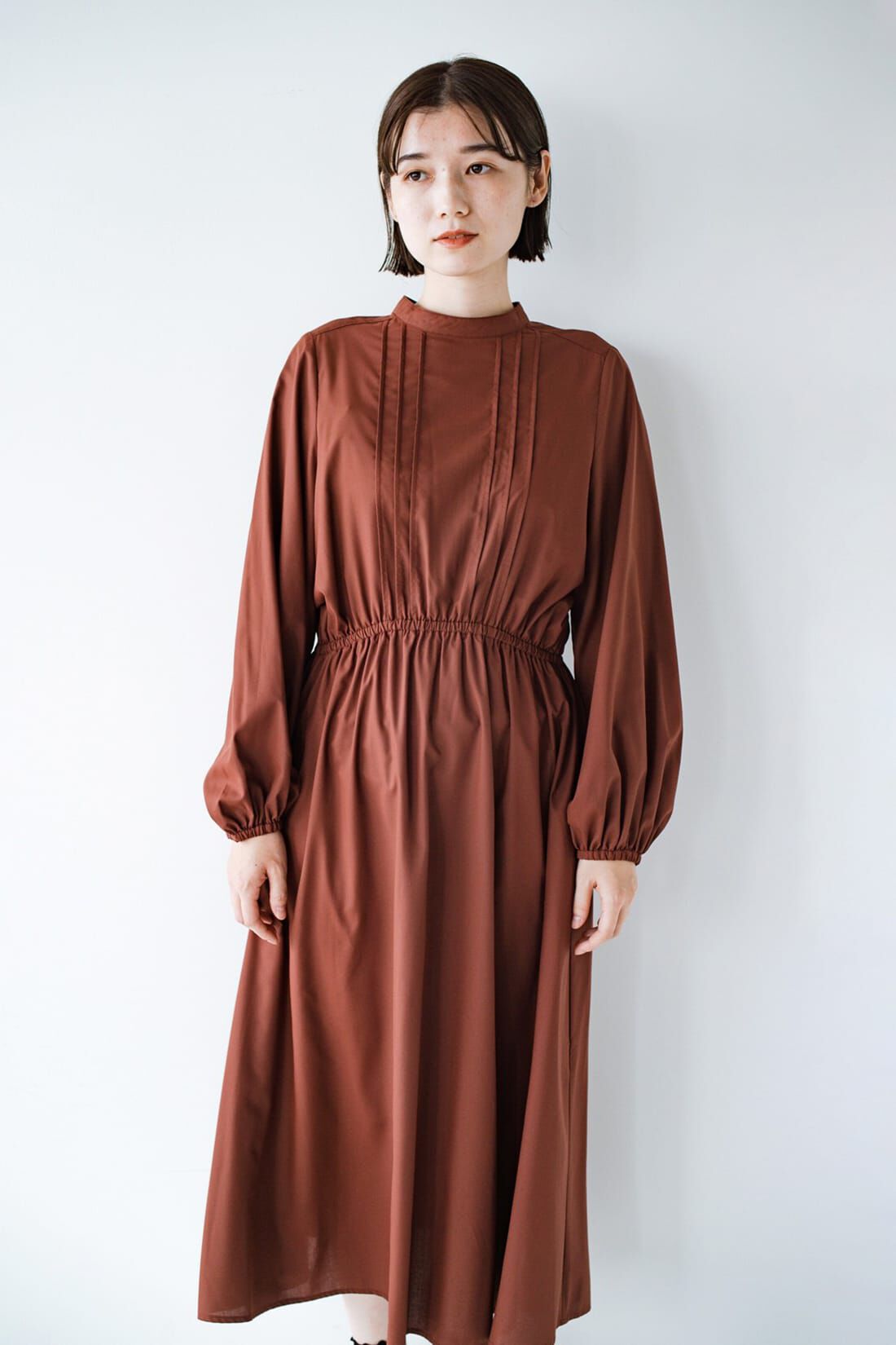 haco!|ｈａｃｏ！ 着るだけで女っぽときちんと見えが叶うピンタックづかいが上品なウエストギャザーワンピース〈ブラウン〉