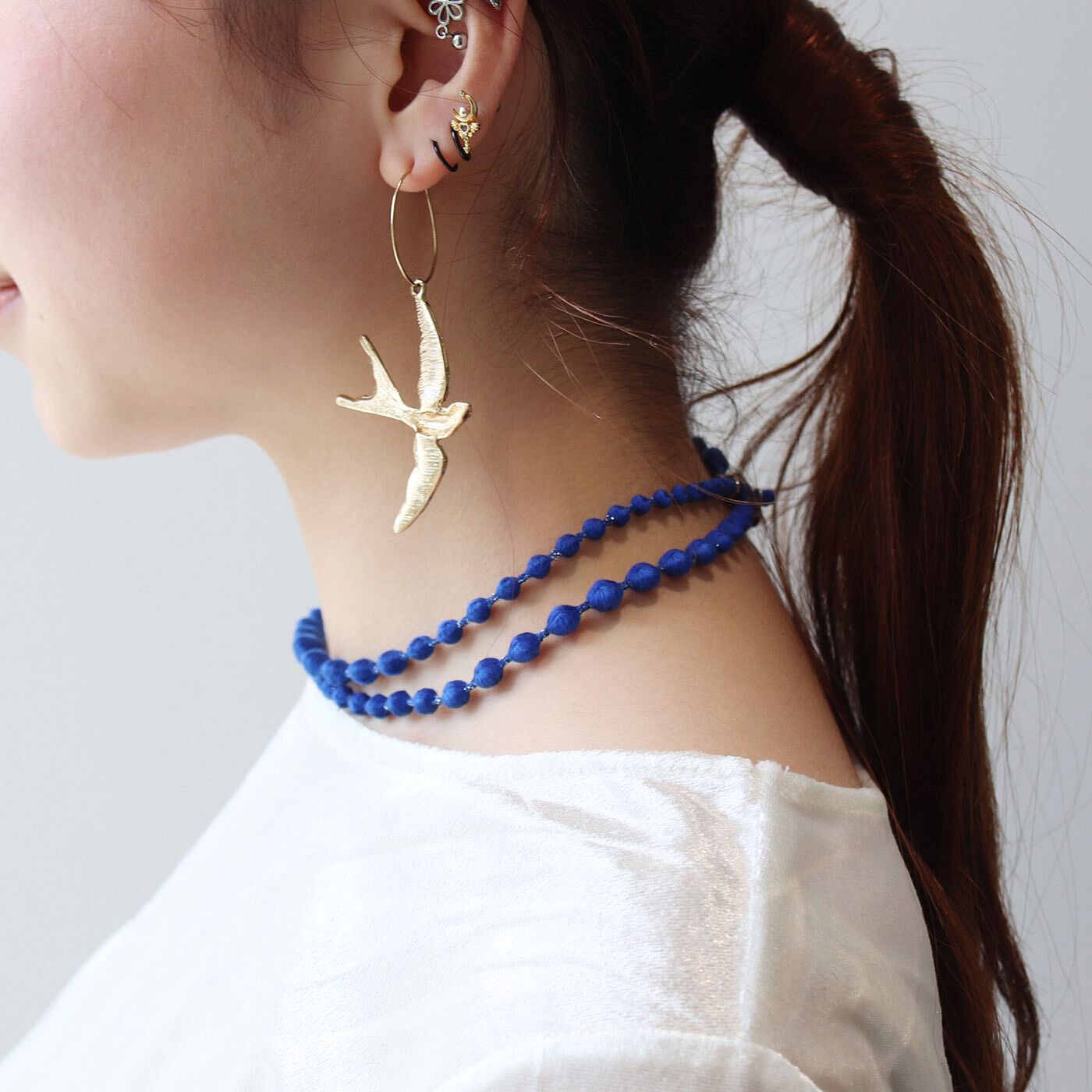 フェリシモギフトショップ|群馬の刺繍工房が作った　 誕生石色の刺繍珠ネックレス〈ラピスラズリブルー色・12月生まれ〉[日本製]