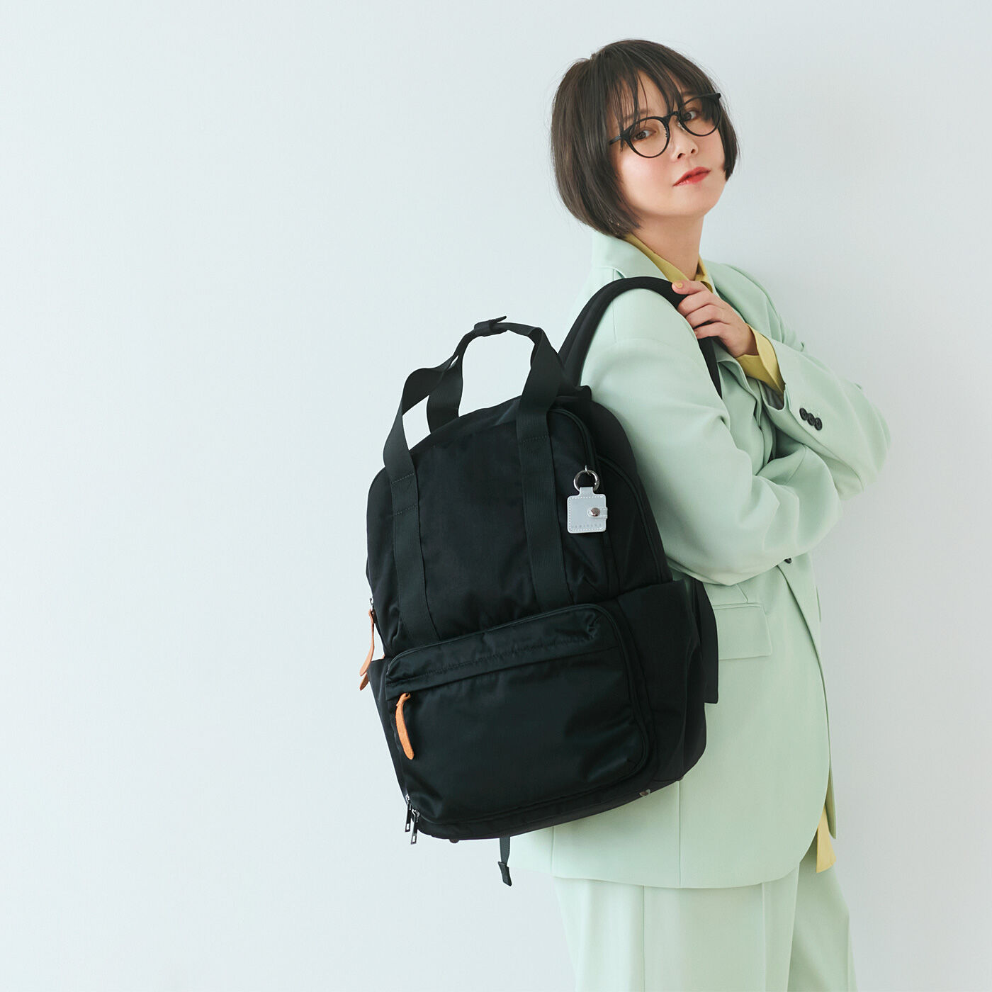 フェリシモギフトショップ|田中美保さん×ラミプリュス　仕分けたい荷物がスイスイ！　ワンフロアにもなる２階建てリュック〈ブラック〉|背中側にPCを入れてお仕事シーンに。