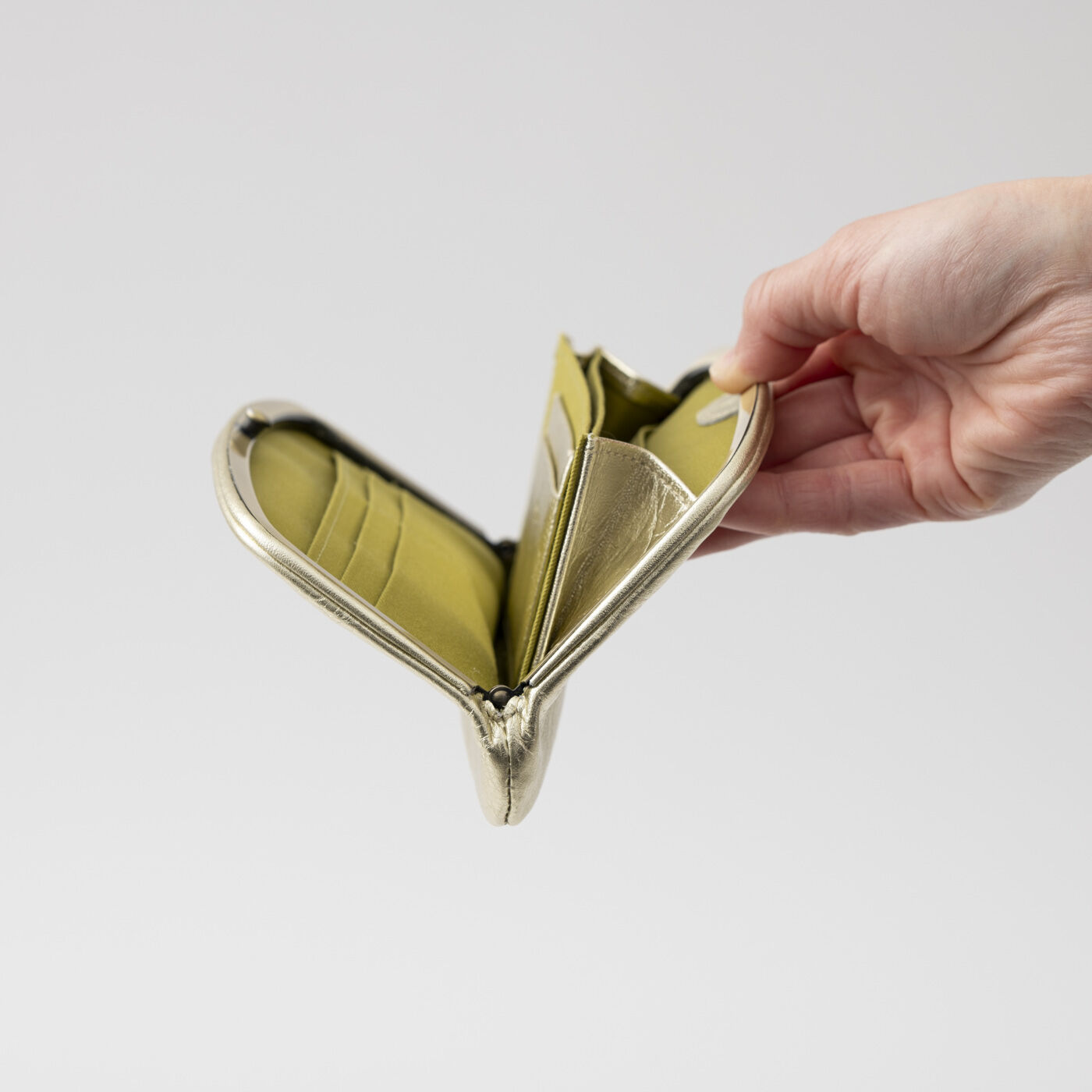 フェリシモギフトショップ|財布作りのプロ集団が作った 職人本革の天溝口金ウォレット〈ゴールド色〉 [本革 財布：日本製]