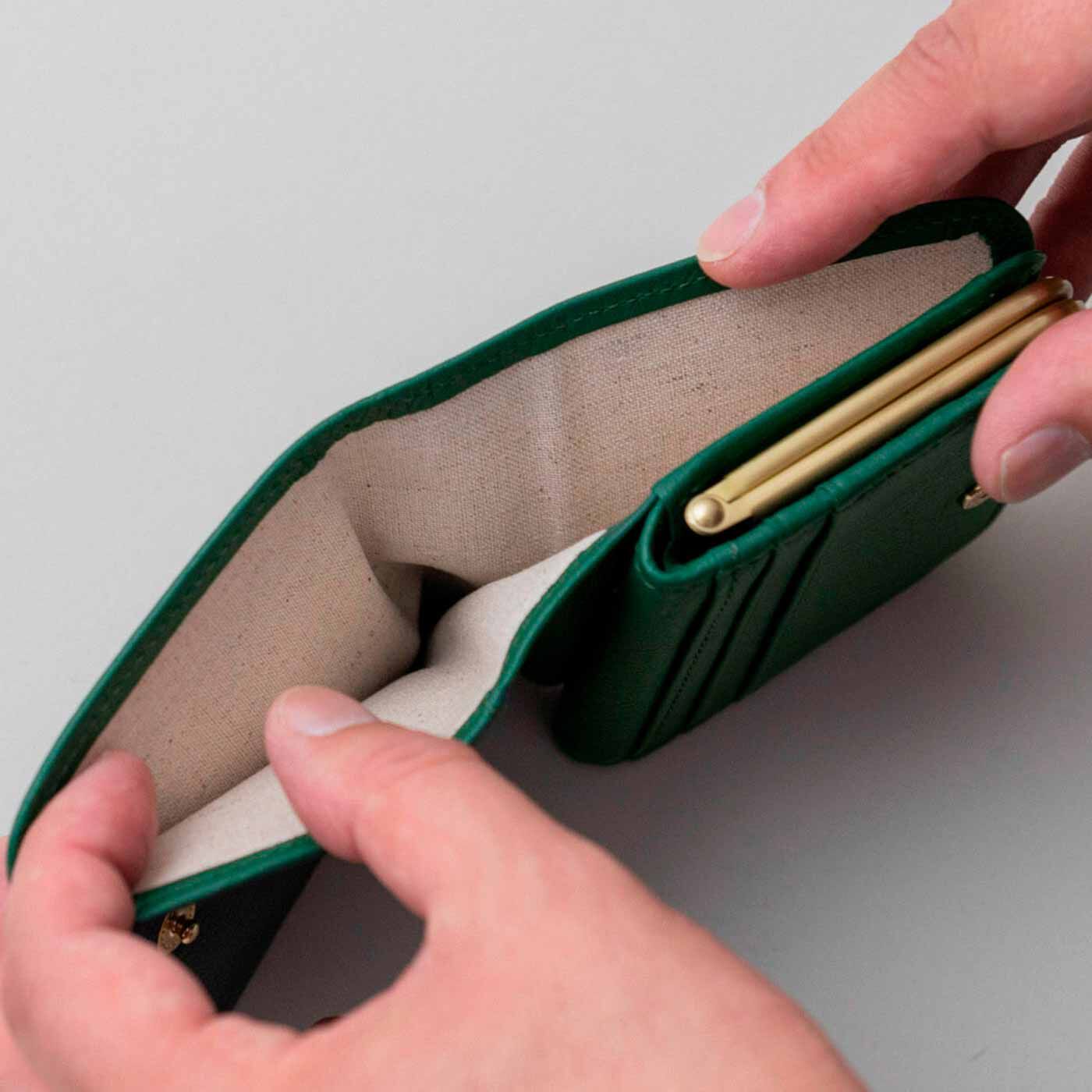 フェリシモギフトショップ|財布作りのプロ集団が作った 職人本革のプチファヴォリウォレット〈バジル色〉|お札を折らずに収納できます。