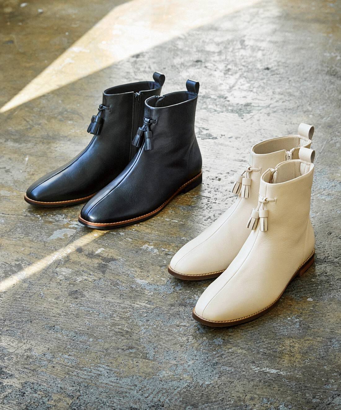 フェリシモギフトショップ|el:ment　神戸・長田の職人仕立て　やわらか心地の本革ブーツ〈スモークベージュ〉|※お届けするのは右の〈スモークベージュ〉です。