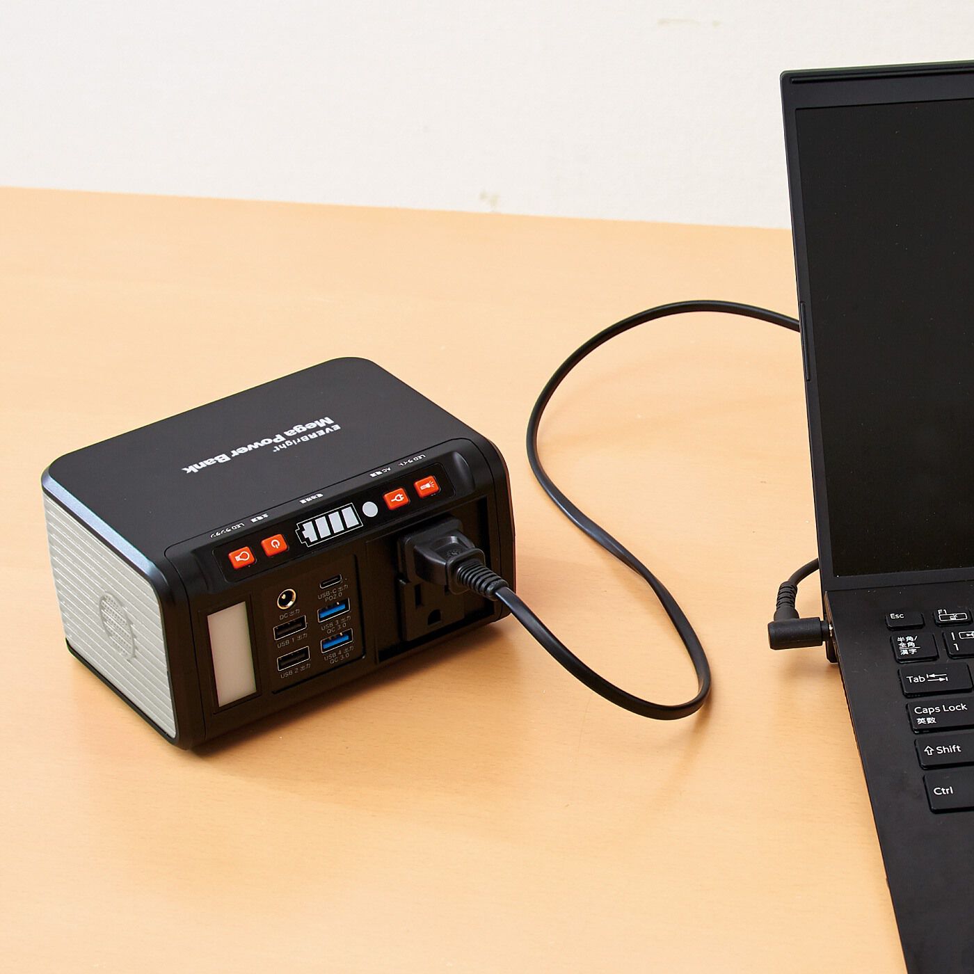 フェリシモギフトショップ|いざというときの電源確保！　電池要らずの家庭用小型蓄電池 ACコンセント付き 大容量ハイパワーバンク 30000ｍAh|ノートPCを充電する場合は、手持ちのケーブルを使用。