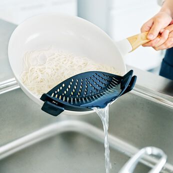 フェリシモギフトショップ | フライパンやお鍋で湯ぎりクリップストレーナー