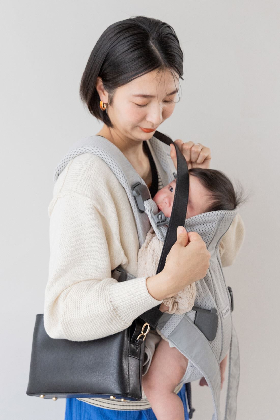 フェリシモギフトショップ|ninaru×フェリシモMama　抱っこひもと一緒に持てる　マザーズショルダーバッグ|「抱っこひもをしているときにショルダーバッグを斜めがけすると、赤ちゃんの顔に当たる」というお声からこのバッグが産まれました。