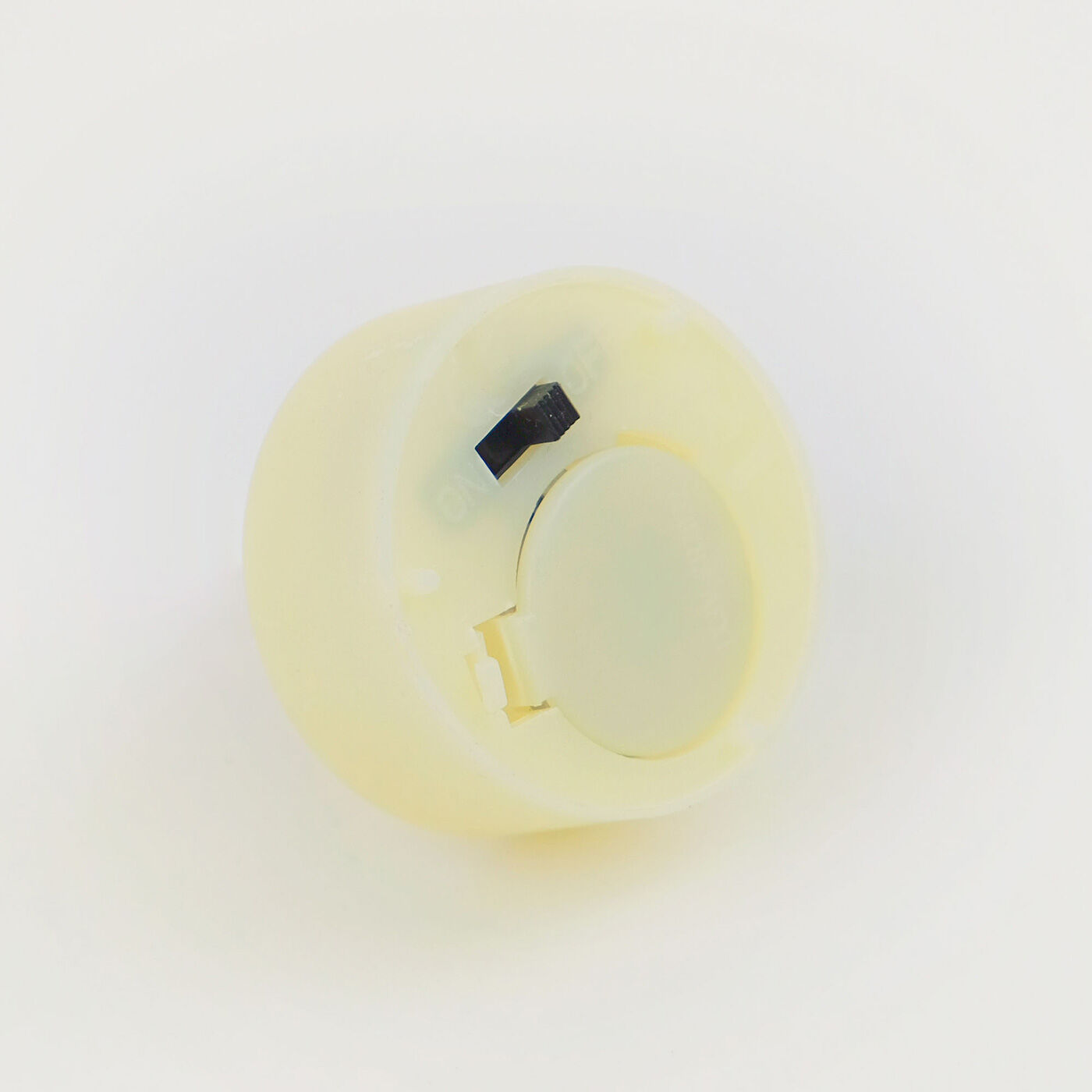 フェリシモギフトショップ|呼吸するようにまたたく　ＬＥＤのティーライトキャンドル|商品の裏側に電池の取り出し口があります。