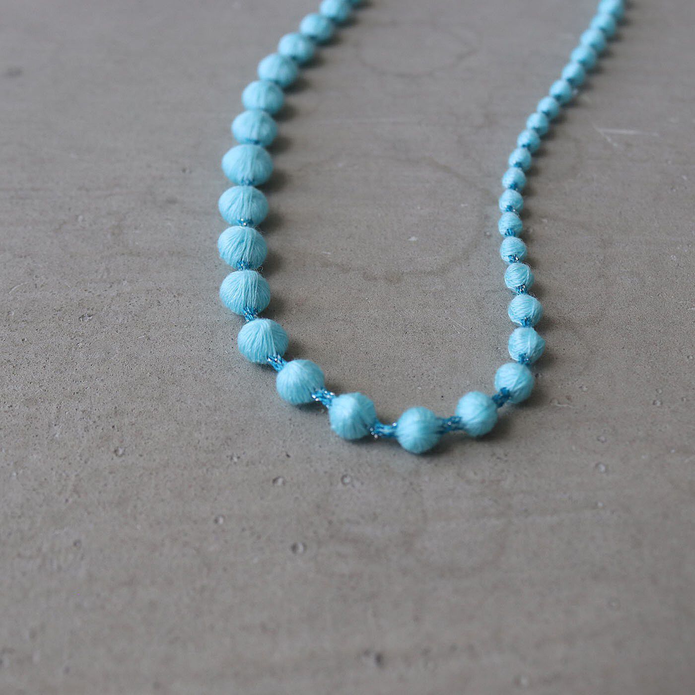 フェリシモギフトショップ|群馬の刺繍工房が作った　誕生石色の刺繍珠ネックレス〈アクアマリンブルー色・3月生まれ〉[日本製]