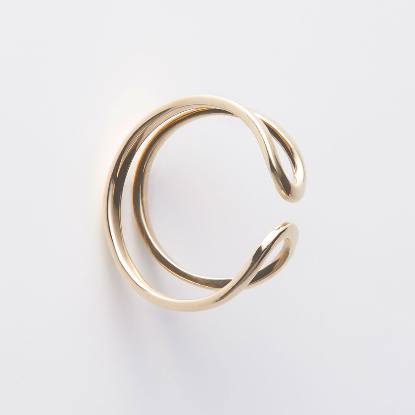 フェリシモギフトショップ|ＬＸ[フェリシモルクス]セレクト　10金イヤカフ〈2連ループ　片耳用〉|華奢（きゃしゃ）なダブルのフープデザインは、2本のやわらかくカーブを描く２つのラインが耳に沿う、華やかで上品な仕上がりが魅力です。