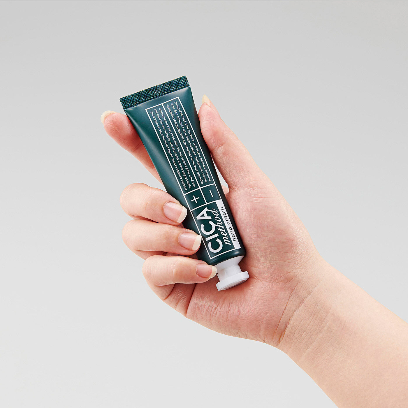 フェリシモギフトショップ|CICA method　薬用ハンドクリーム|コンパクトサイズでポーチやバッグに忍ばせてしっかり保湿。