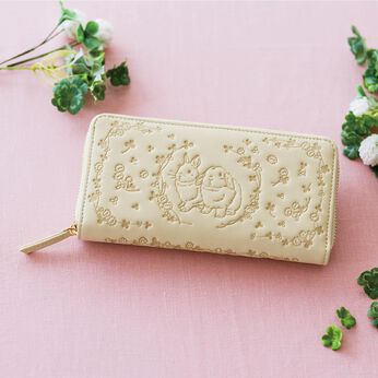 フェリシモギフトショップ | クローバーのお花畑うさぎの型押し長財布
