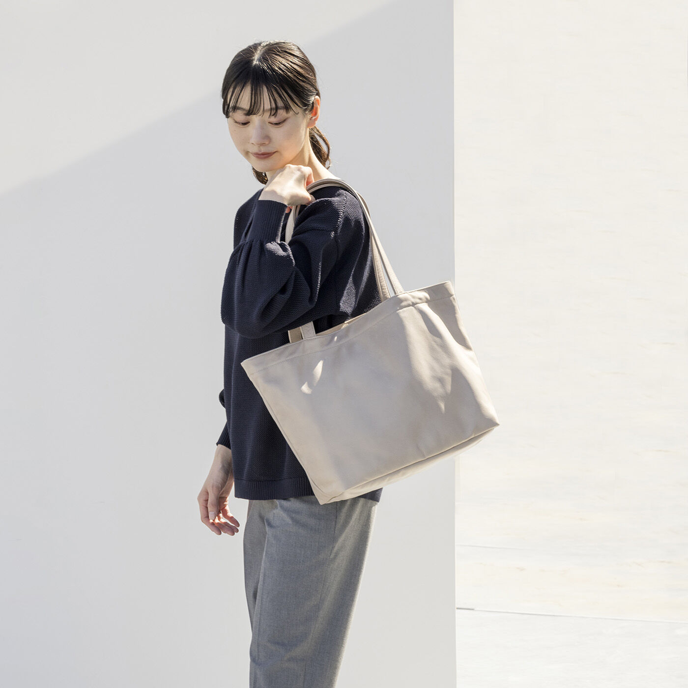 フェリシモギフトショップ|コーディネーターSAYAと作った 職人本革の花柄シンプルトート〈ライトグレー〉[本革 鞄：日本製]