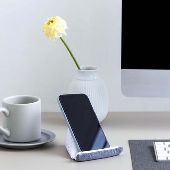フェリシモギフトショップ | スマホが休憩するクッション〈おにぎり〉