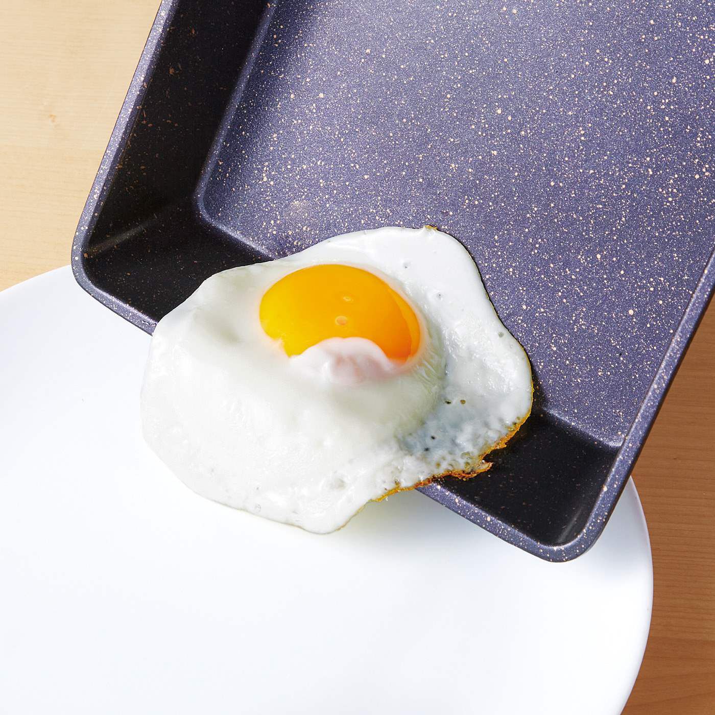 フェリシモギフトショップ|冷凍ギョーザも手づくりギョーザもおいしく焼ける　こびりつきにくくお手入れ簡単　四角いフライパン|目玉焼きもスルンッ。