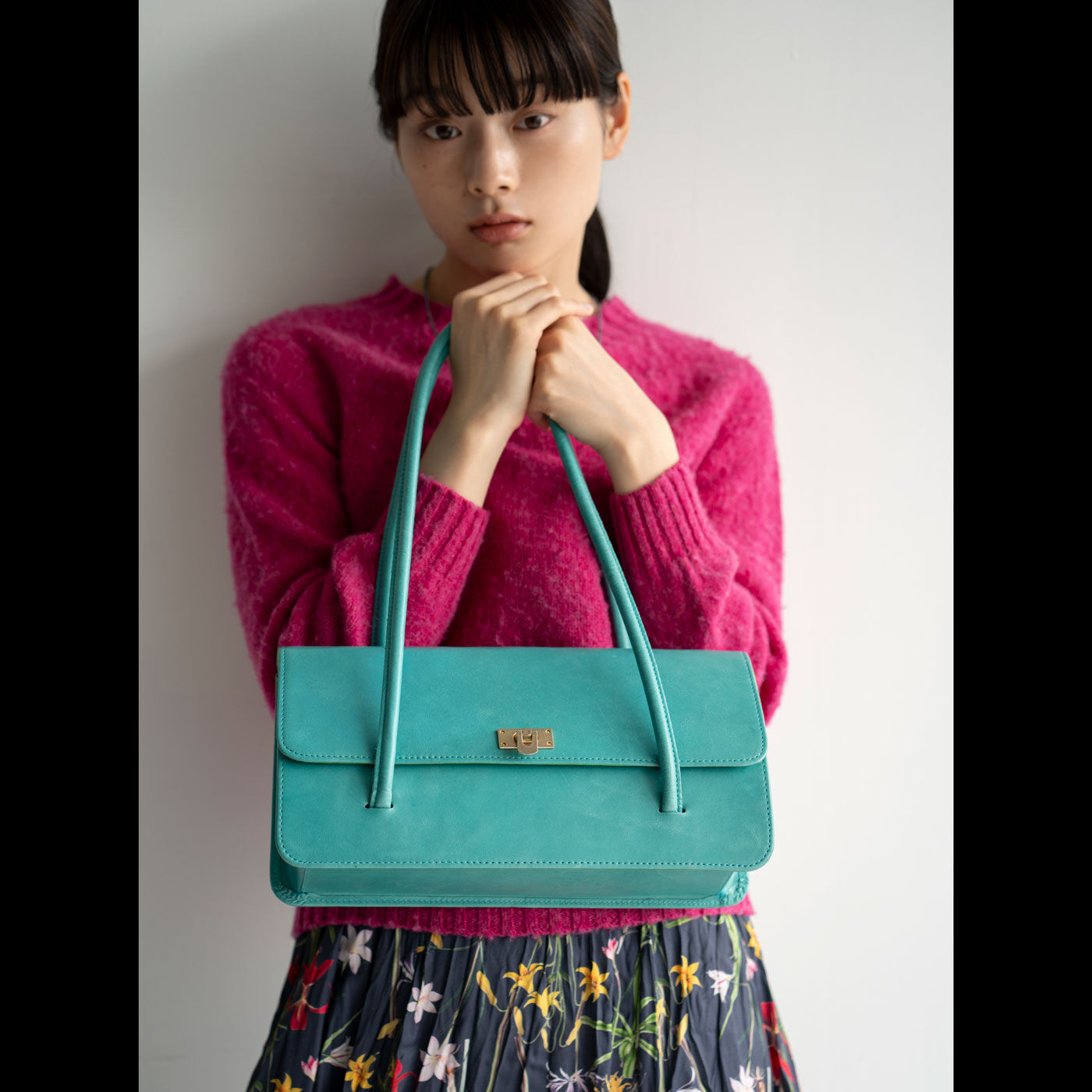 フェリシモギフトショップ|ファッションスタイリストと作った 職人本革のファシナンバッグ〈ターコイズグリーン〉|「春から持つものだから、きれいな色にしませんか?」とファッションスタイリストの村上きわこさんが提案してくれたのは、鮮やかなターコイズグリーンのハンドバッグ。