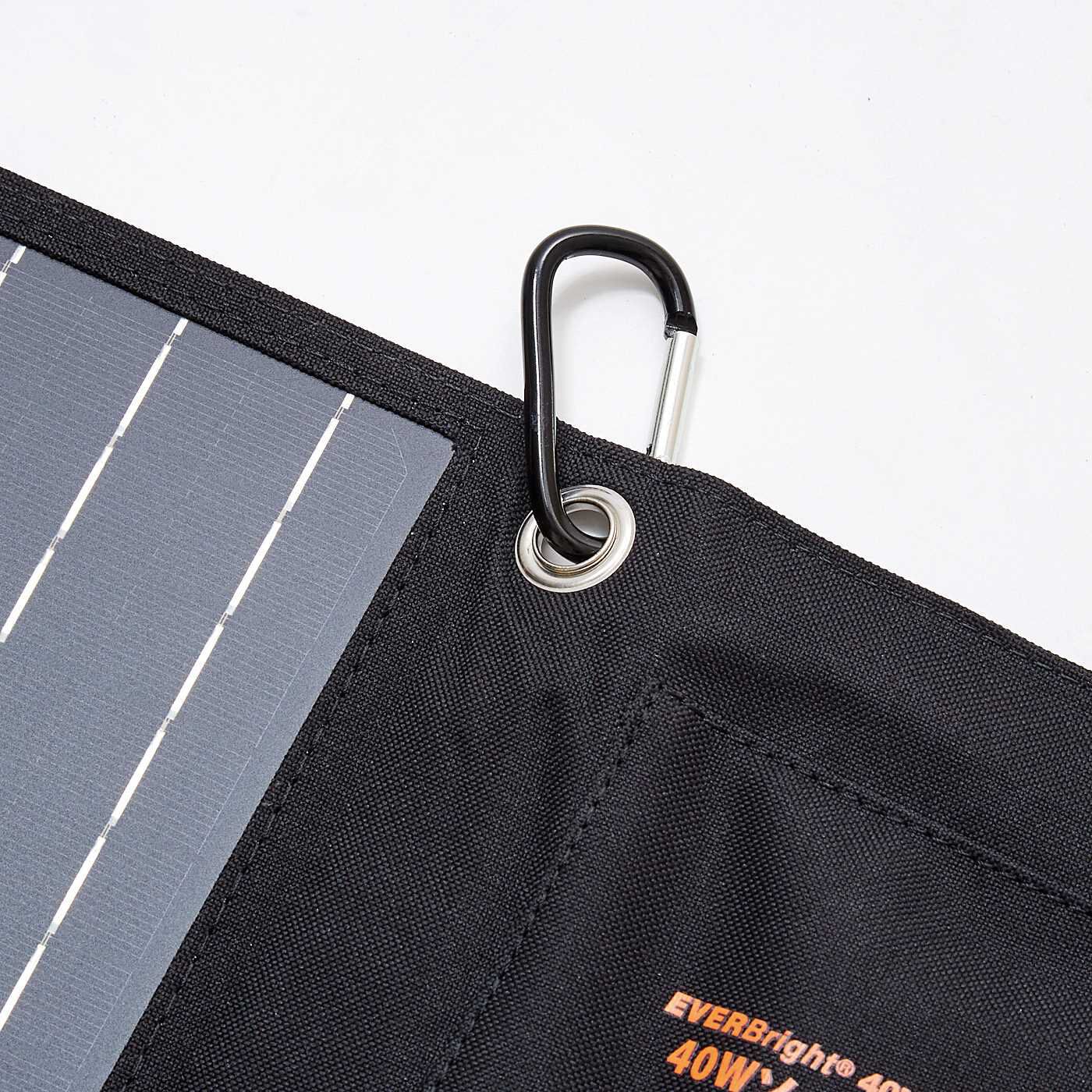フェリシモギフトショップ|いざというときの電源確保！　太陽光で自家発電 たたんで収納 スマートな4面ソーラーパネル|太陽光がよく当たるように、付属のカラビナでつり下げて。