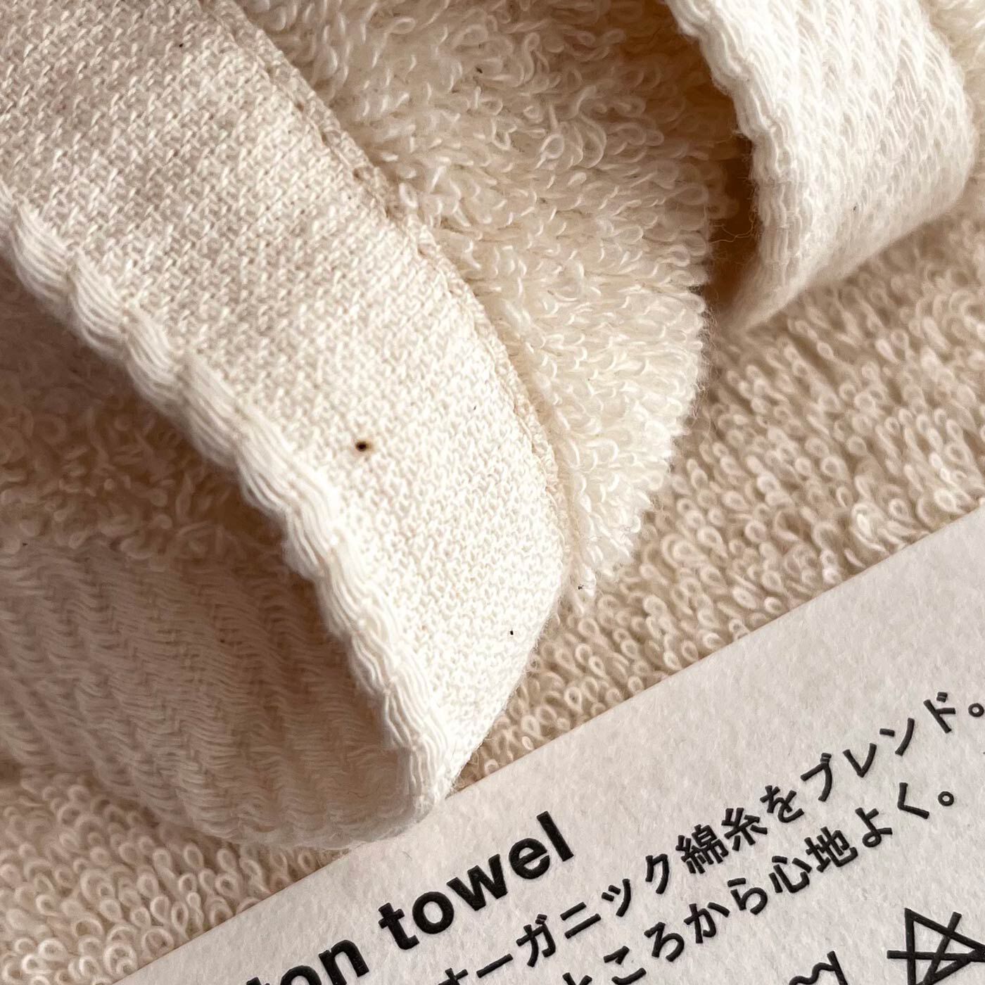 フェリシモギフトショップ|［Fu’s Note］みやざきタオルの「みやざきタオル」|縦糸にオーガニック綿糸を使用しています。漂白していないため、通称「綿カス」と呼ばれる黒い小さな粒のようなものがついている場合があります。 これは、細かく砕けた綿の葉・茎・実などが糸になるまで残ったものです。